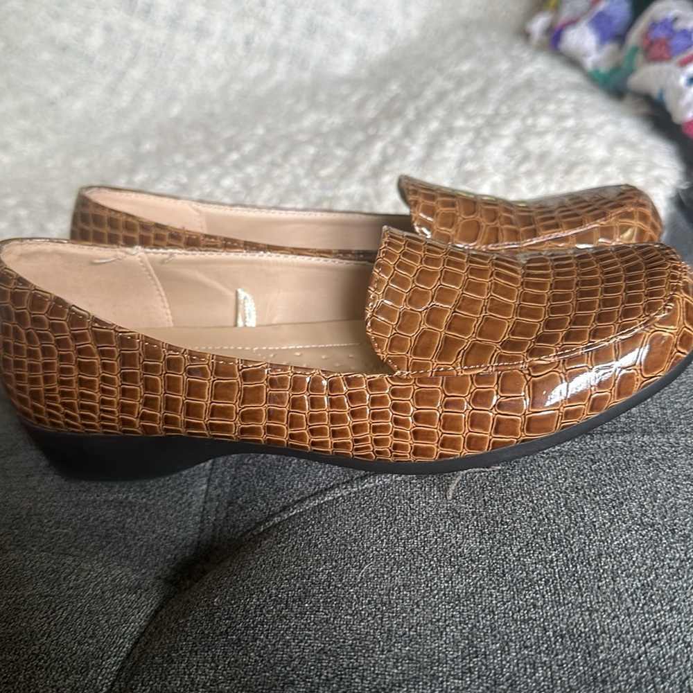 Women’s Faux alligator skin loafers size 6M. unknown brand. Excellent condition